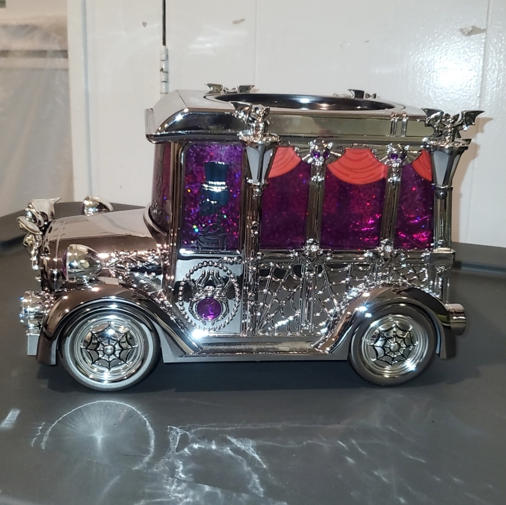 Bath & Body Works Light-Up Hearse Water globe 3-Wick Halloween Candle Holder - Picture 2 of 3